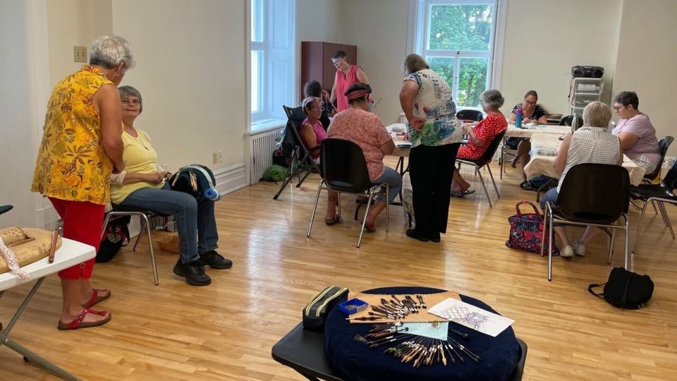 Rencontre amicale entre les brodeuses et les dentellières au manoir Globensky