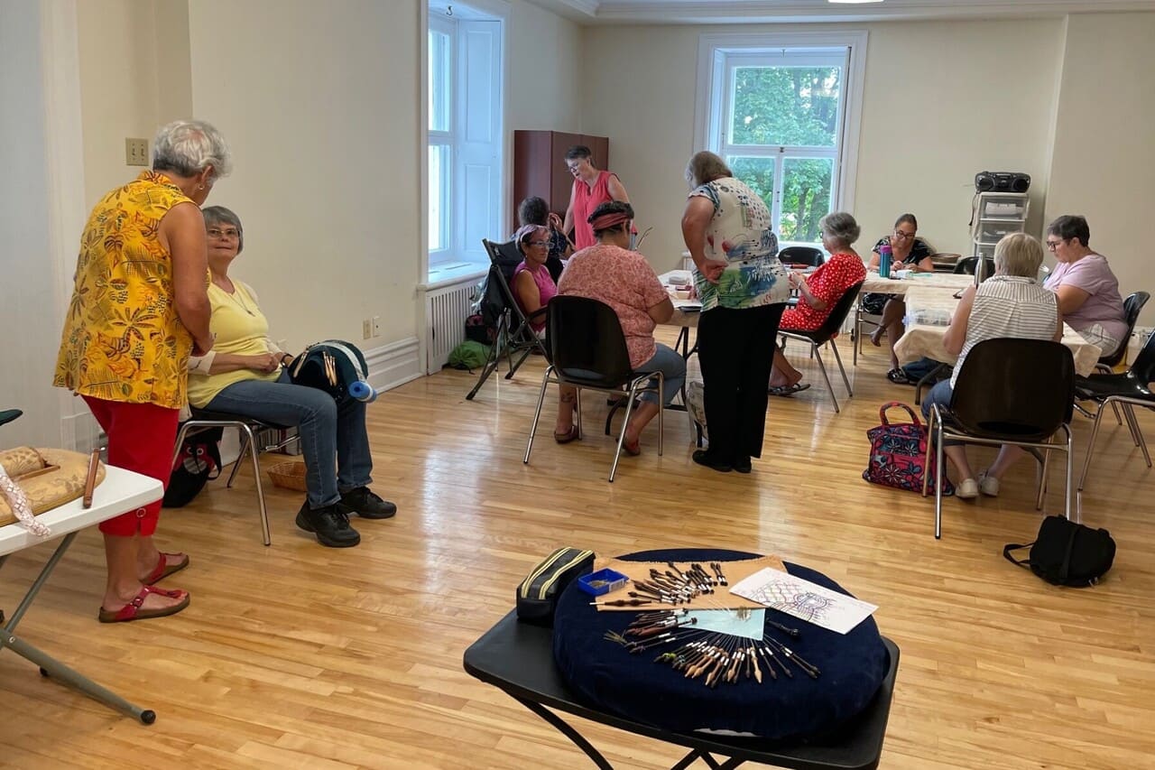 Rencontre amicale entre les brodeuses et les dentellières au manoir Globensky