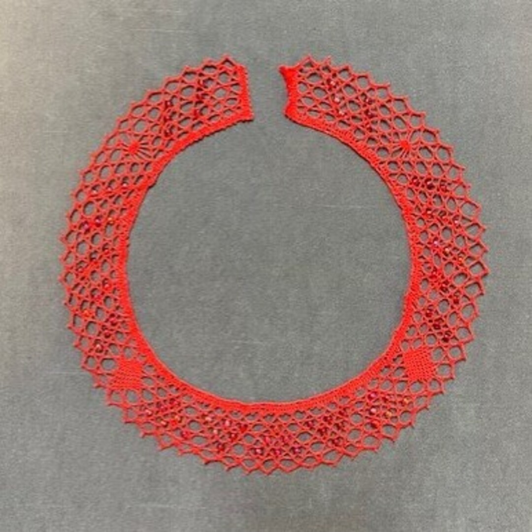 Joli collier rouge