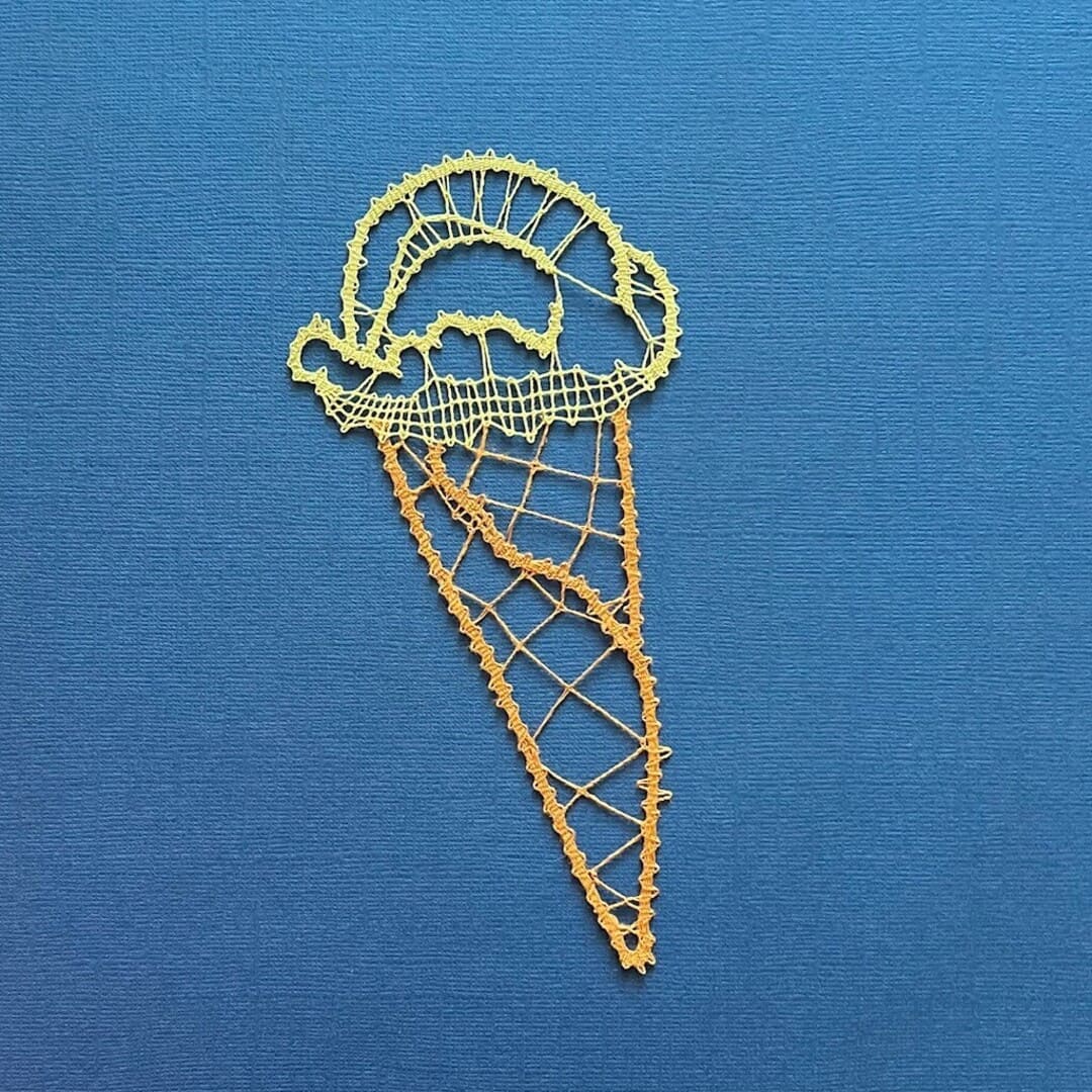 Cornet sucré, crème glacée à la pistache